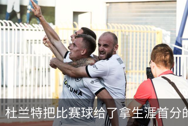 杜兰特把比赛球给了拿生涯首分的桑顿：这只是个举手之劳
